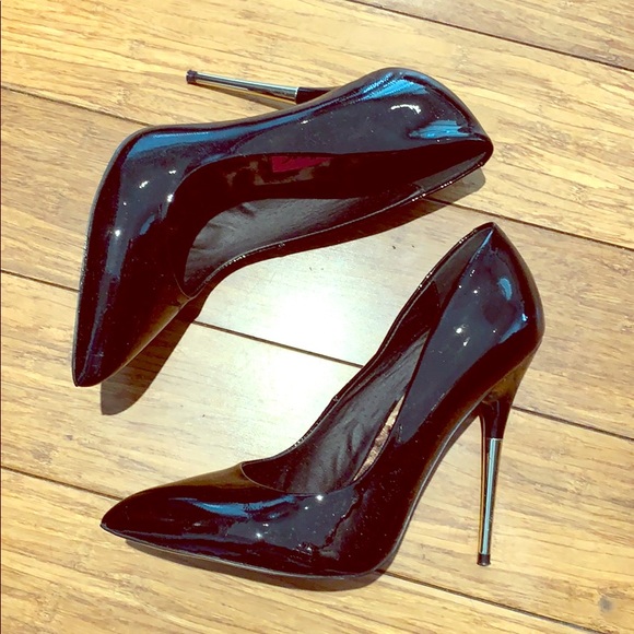 Betsey Johnson Black Patent Pumps - Picture 4 of 4
